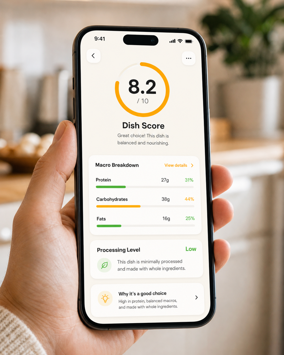 Pantalla de app de nutrición mostrando puntuación de plato, macros y nivel de procesado