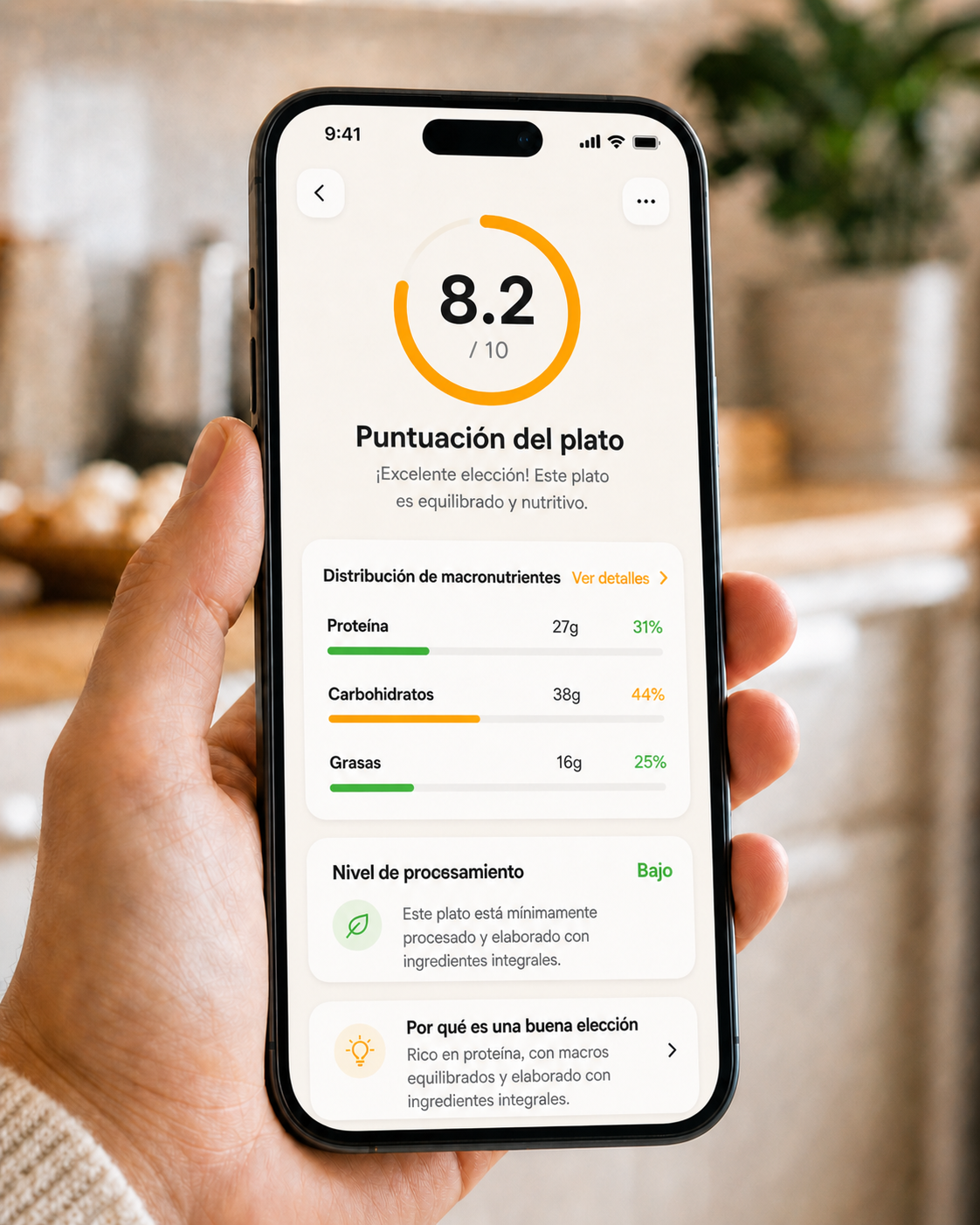 Pantalla de app de nutrición mostrando puntuación de plato, macros y nivel de procesado
