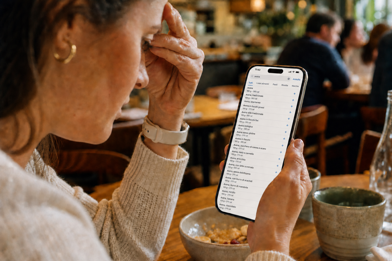 Persona che cerca un alimento in una lista infinita in un'app di nutrizione