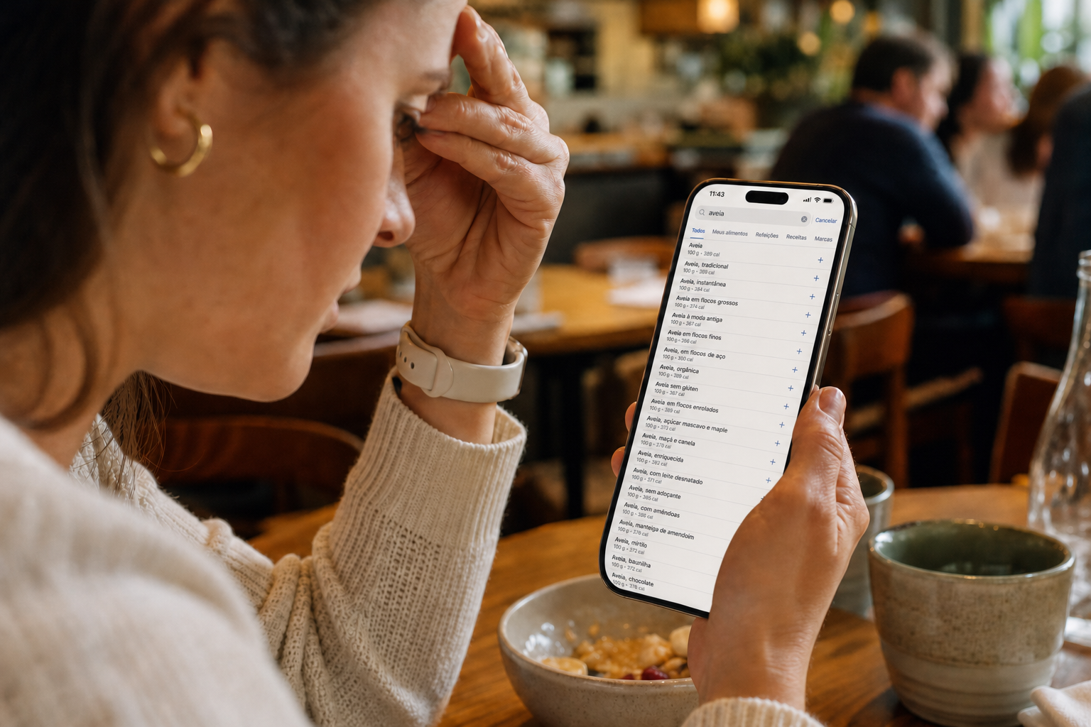 Pessoa procurando um alimento entre uma lista interminável em um aplicativo de nutrição
